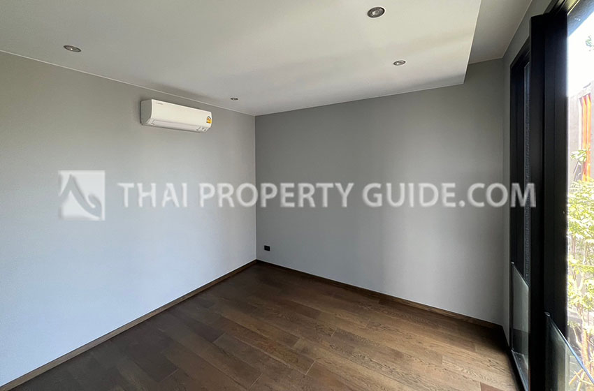 House with Private Pool in Srinakarin 